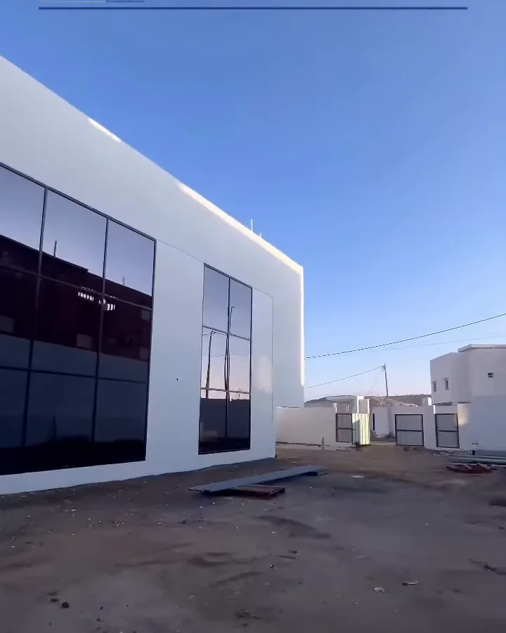 الواجهة البيضاء بزجاج أسود في الموقع — سكاي فيلا