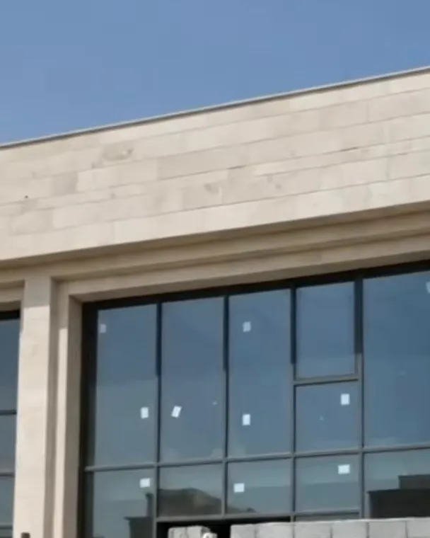 نوافذ كبيرة بإطارات سوداء داخل كسوة الترافرتين — فيلا الترافرتين