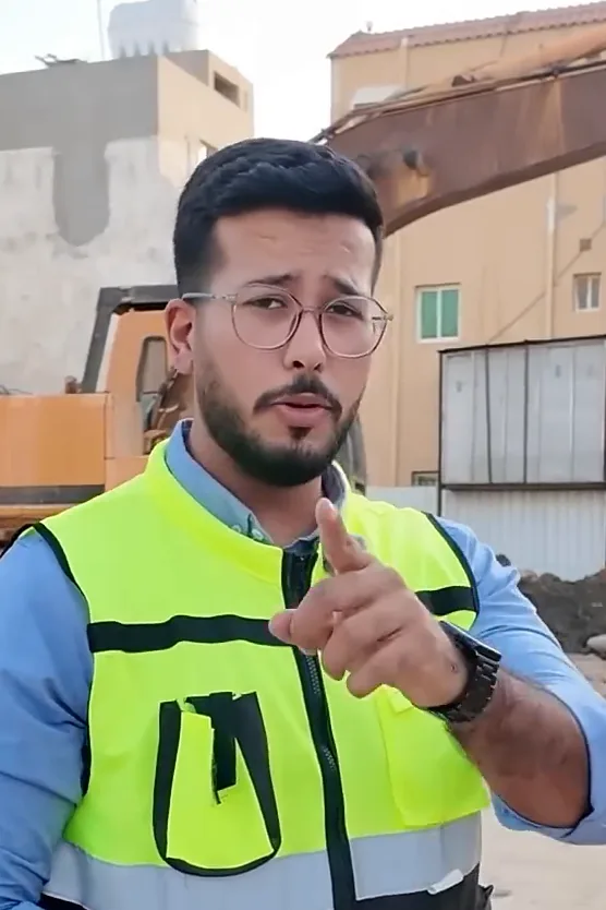 المعماري خليل في الموقع بسترة السلامة